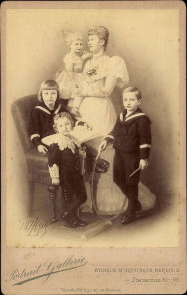 Kabinett Foto Kaiserin Auguste Viktoria m. Prinzen, Prinzessin, Fotograf Wilhelm Schlesinger, Berlin
