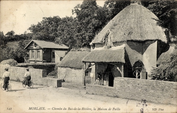 Postcard Morlaix Finistère, two cyclists, thatched houses, rural surroundings