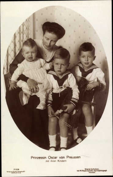 Postcard Countess Ina Marie von Bassewitz, wife Prince Oskar of Prussia, children, portrait