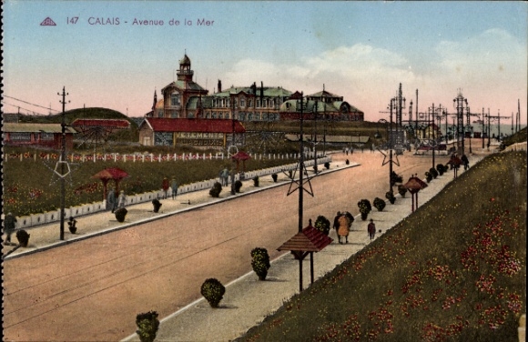 Ak Calais Pas de Calais,  Avenue de la Mer, Straße mit Bäumen, Menschen, Gebäude im Hintergrund