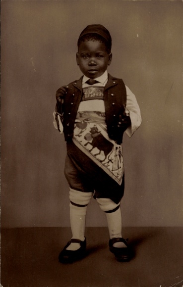 Postcard Africa Mission of the Swiss Capuchins, African boy in Appenzell costume