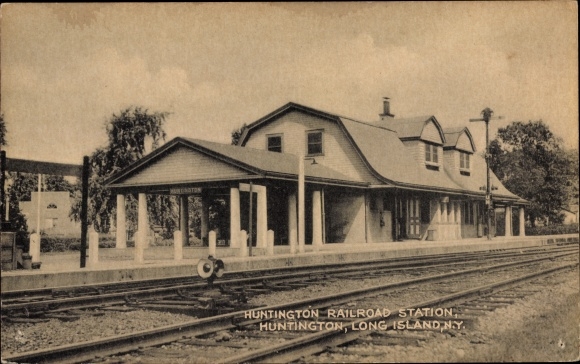 According to Huntington Long Island New York USA, Railroad Station, Bahnhof, Gleisseite