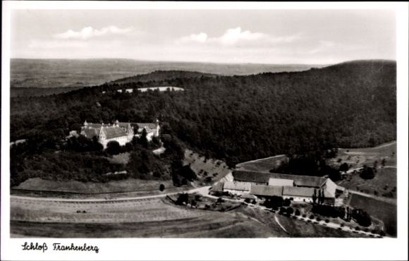 Ak Frankenberg in Sachsen, Schloß  Luftaufnahme, hügelige Landschaft