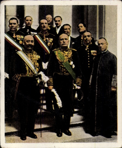 Collector's picture post-war period No. 184 February 1932 Mussolini after the reception at the Pope, Vatican