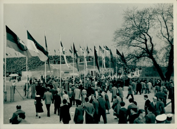 Photo Hanover in Lower Saxony, handball, West Germany versus East Germany, before the start of the game, April 28, 1957, DHB