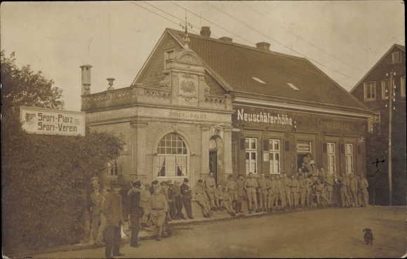 Foto Ak  Wermelskirchen im Bergischen Land, französische ? Soldaten vor Gasthaus Neuschäferhöhe
