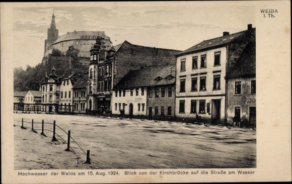 Ak Weida in Thüringen, Hochwasser 1924, Blick von der Kirchbrücke auf die Straße am Wasser