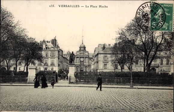 Ak Versailles Yvelines,  La Place Hoche, Statue, Bäume, Straßenansicht