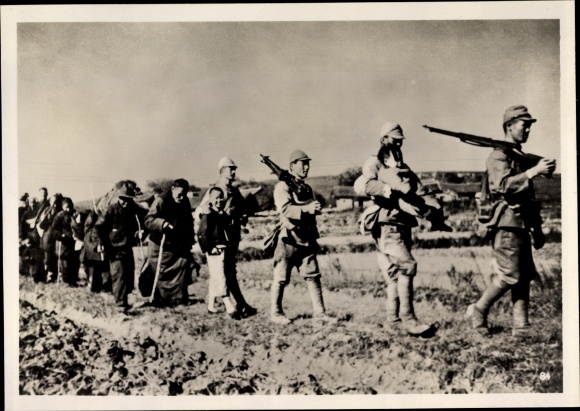 Photo Heinrich Hoffmann, Japan China War March 1939, Japanese soldiers with Chinese population