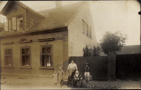 Photo Postcard Delmenhorst in Oldenburg, woman with children in front of a residential building
