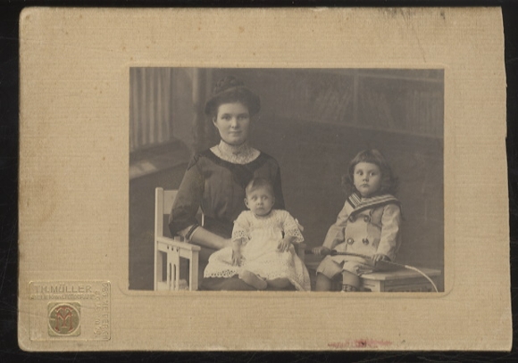 Cabinet photo Princess Helene (sailor suit) of Waldeck-Pyrmont with brother and nanny