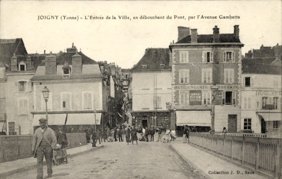 Postcard Joigny sur Meuse Yonne, L'entree de la Ville, Avenue Gambetta, Boulangerie