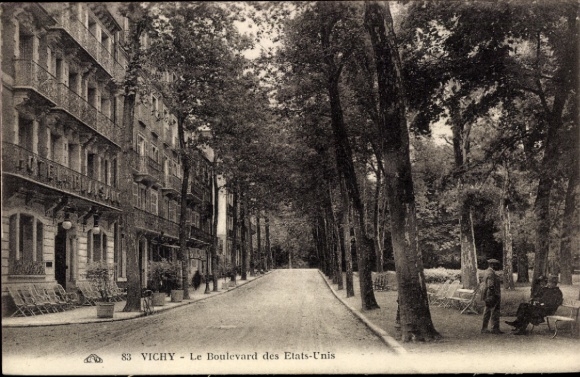 Ak Vichy Allier, Boulevard des Etats-Unis, Bäume, Straßenansicht, Menschen auf Bänken