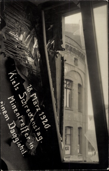 Foto Ak Hansestadt Kiel, Kapp-Lüttwitz-Putsch, 18.03.1920, Minentreffer in einem Dachgiebel