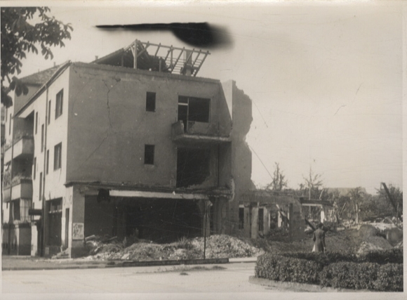 Original Fotos Berlin Tempelhof, zerstörtes Haus in der Attillastraße 10, um 1945/46, ca. 12x17 cm