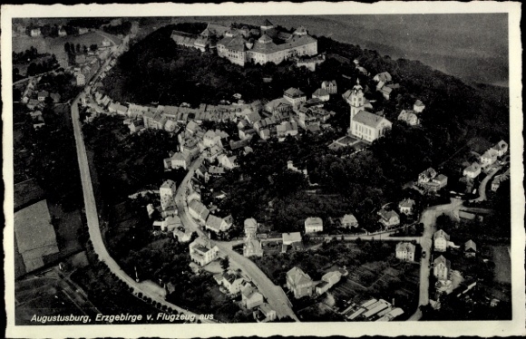 Ak Augustusburg im Erzgebirge, Luftaufnahme von  Erzgebirge, Häuser, Straßen
