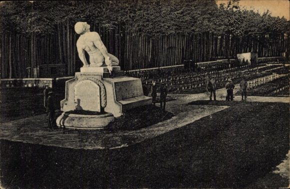 Ak Grafenwöhr in der Oberpfalz Bayern, Skulptur, Soldaten, Friedhof, Truppenübungsplatz, Natur