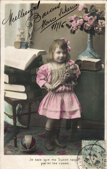 Ak Mädchen mit Puppe, Bücher