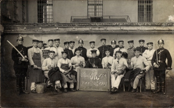Photo Postcard Riesa on the Elbe, German soldiers in uniform, group photo room 124