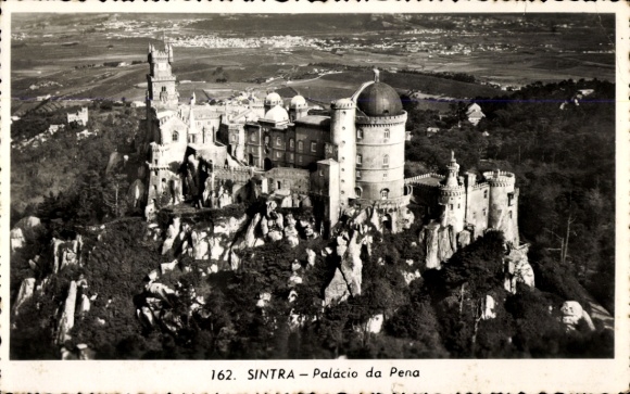 KP Sintra Cintra Portugalia, widok z lotu ptaka na Palácio da Pena otoczony drzewami i skałami