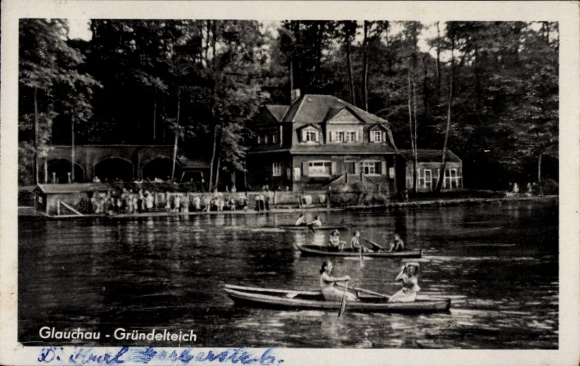 Postcard Glauchau in Saxony, Glauchau-Gründelteich, boat trip, several people, water, building