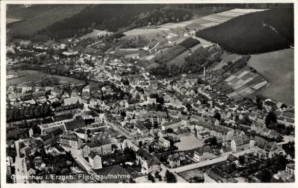 Ak Haselbach Olbernhau im Erzgebirge, Luftaufnahme der Stadt, grüne Felder, Hügel im Hintergru...
