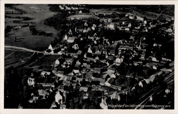 Ak Mögeldorf Nürnberg Mittelfranken, Luftaufnahme von Mögeldorf, Häuser, grüne Landschaft