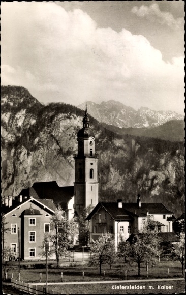 PC Kiefersfelden Oberbayern, partial view with Kaiser, church tower
