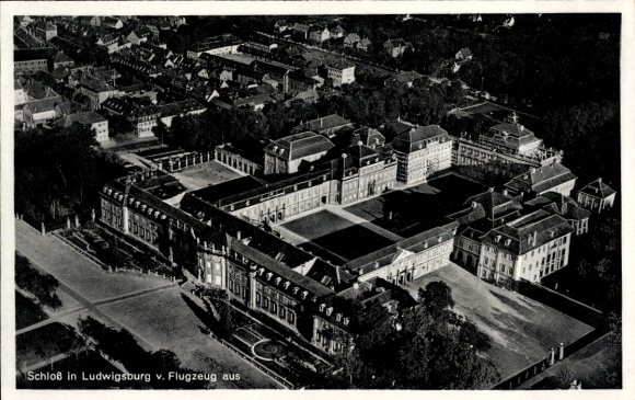 Ak Ludwigsburg in Württemberg, Luftaufnahme des Schlosses in   Architektur, Gartenanlagen