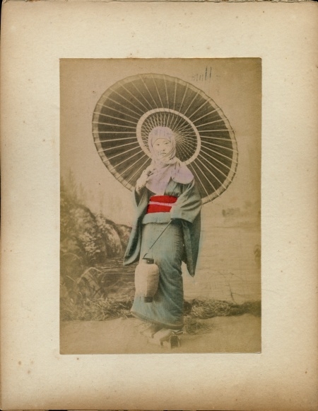 Photo Japan, Japanese woman in kimono with umbrella, pagoda, park