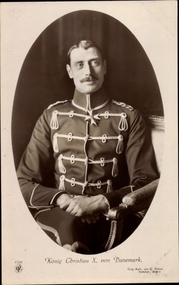 Ak Koning Christian X van Denemarken, portret in huzarenuniform