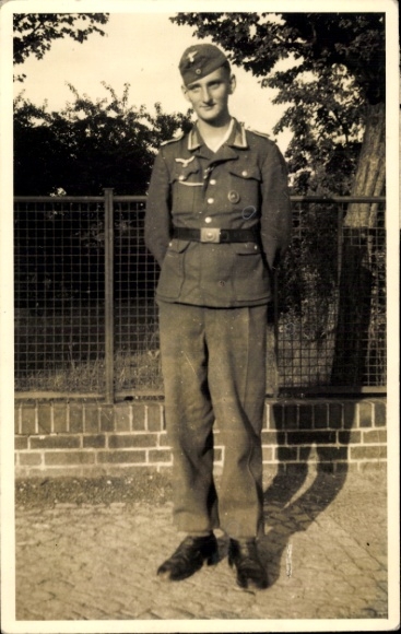 Fot. KP Falkensee Havelland, żołnierz Wehrmachtu w mundurze, Luftwaffe, portret 1944