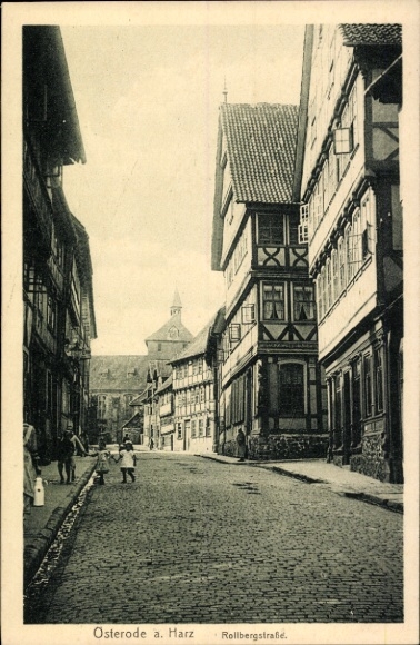 KP Osterode am Harz, ulica z domami z muru pruskiego, Rollbergstraße, ludzie na ulicy