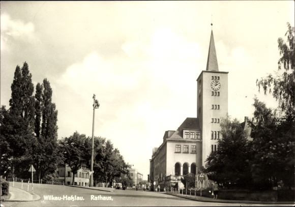Postcard Wilkau Hasslau in Saxony, Kirchberger Strasse with the town hall