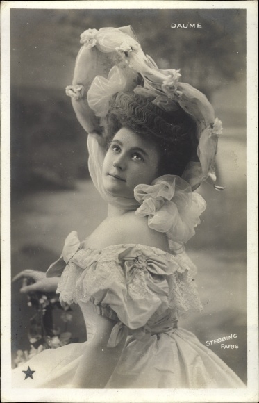 Postcard actress thumb, portrait, hat