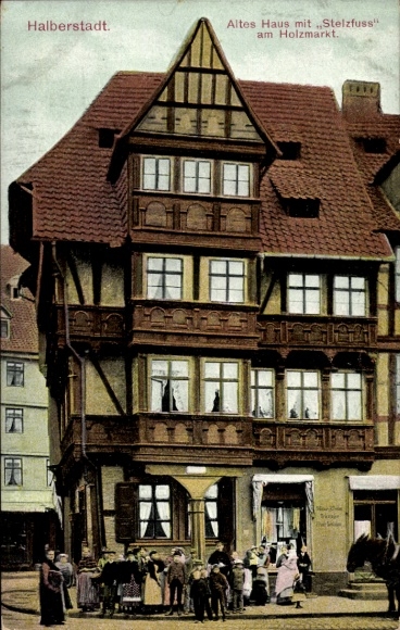 Postcard Halberstadt am Harz, Old house with stilts, Holzmarkt, crowd