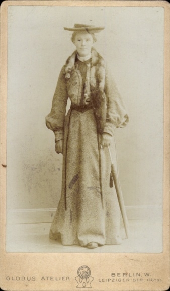 CdV Stojący portret młodej kobiety, panny Larsen z Norwegii, futro