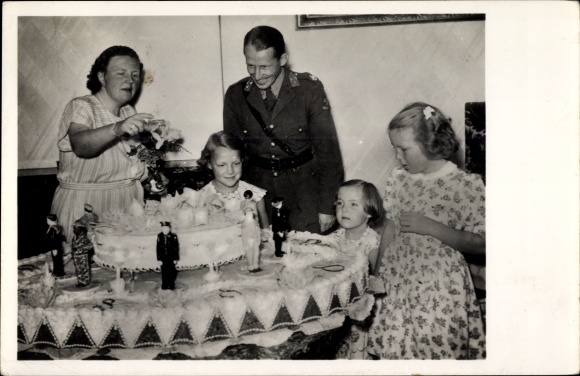 PC Juliana of the Netherlands, birthday cake for Princess Irene 1947, Beatrix, Margriet