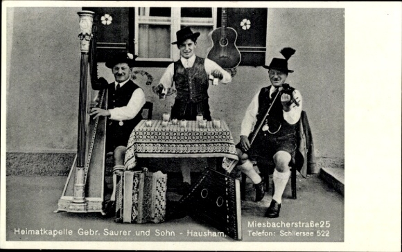 Postcard Hausham in Oberbayern, Heimatkapelle Gebr. Saurer und Sohn, Miesbacherstraße 25, costume, harp