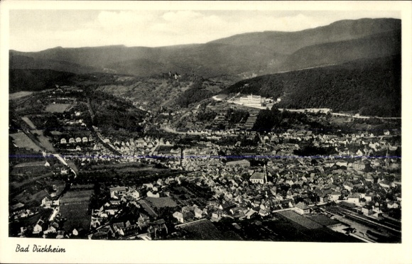 Ak Bad Dürkheim in der Pfalz, Luftaufnahme von  Berge im Hintergrund, Stadtansicht, schwarz-weiß