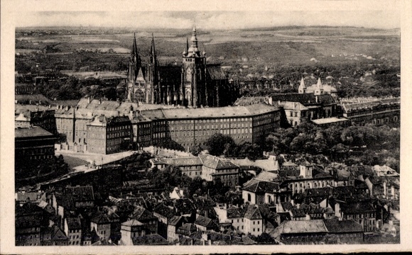 Ak Hradčany Hradschin Praha Prag Tschechien, Luftaufnahme von  Hradschin, Burg, Stadtansicht