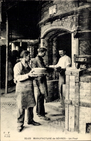 Postcard Sèvres Hauts de Seine, men at work, ceramics, production facility, kiln, recording