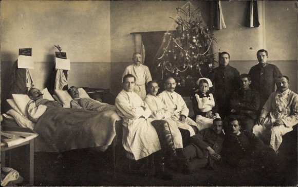 Photo Postcard Homburg in the Palatinate Saarland, hospital, wounded soldiers in the dormitory, Christmas party
