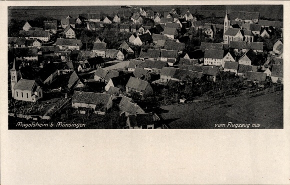 Ak Magolsheim Münsingen in Württemberg, Luftaufnahme von Magolsheim, Häuser, Kirche
