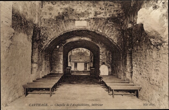 Ak Carthage Karthago Tunesien, Innenansicht einer Kapelle, Bänke, Steinwände, altarähnliche St...
