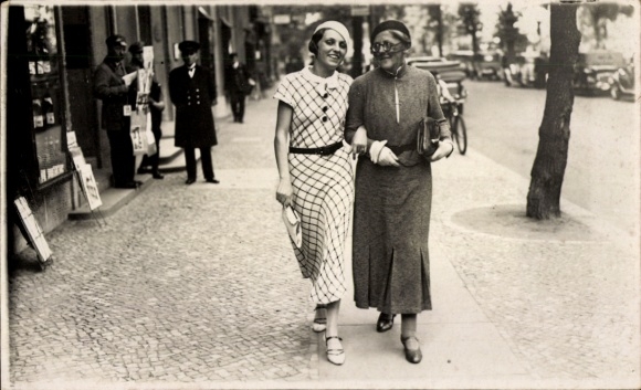 Photo Berlin Neukölln Rudow, two women, passersby, street, Lisbeth and Pauline Hermann