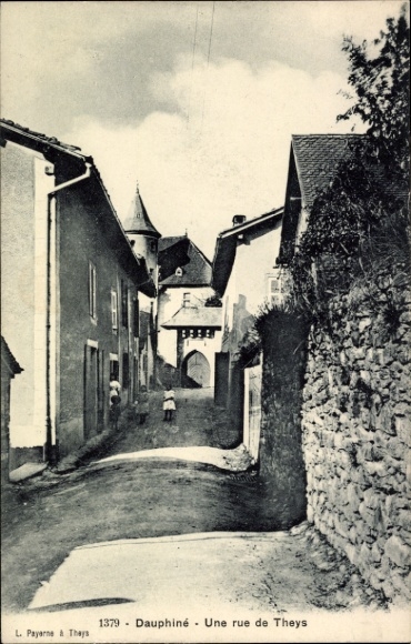 Ak Theys Isère, Schmale Straße, alte Gebäude, Ecke, Steinmauer