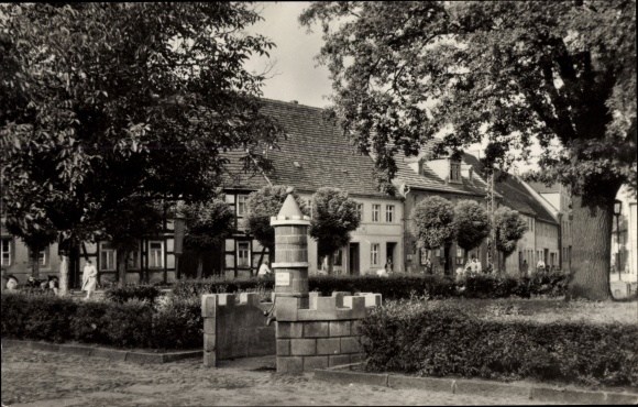 Postcard Uebigau Uebigau Wahrenbrück Brandenburg, city coat of arms fountain on the market square