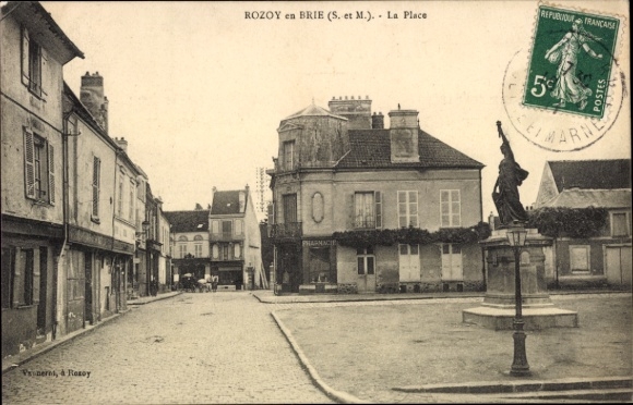 KP Rozoy Rozay en Brie Seine et Marne, La Place, pomnik