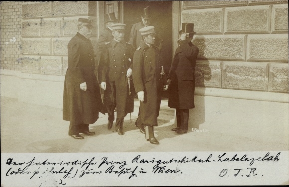 Photo Postcard Wien, Indian Prince in front of a building